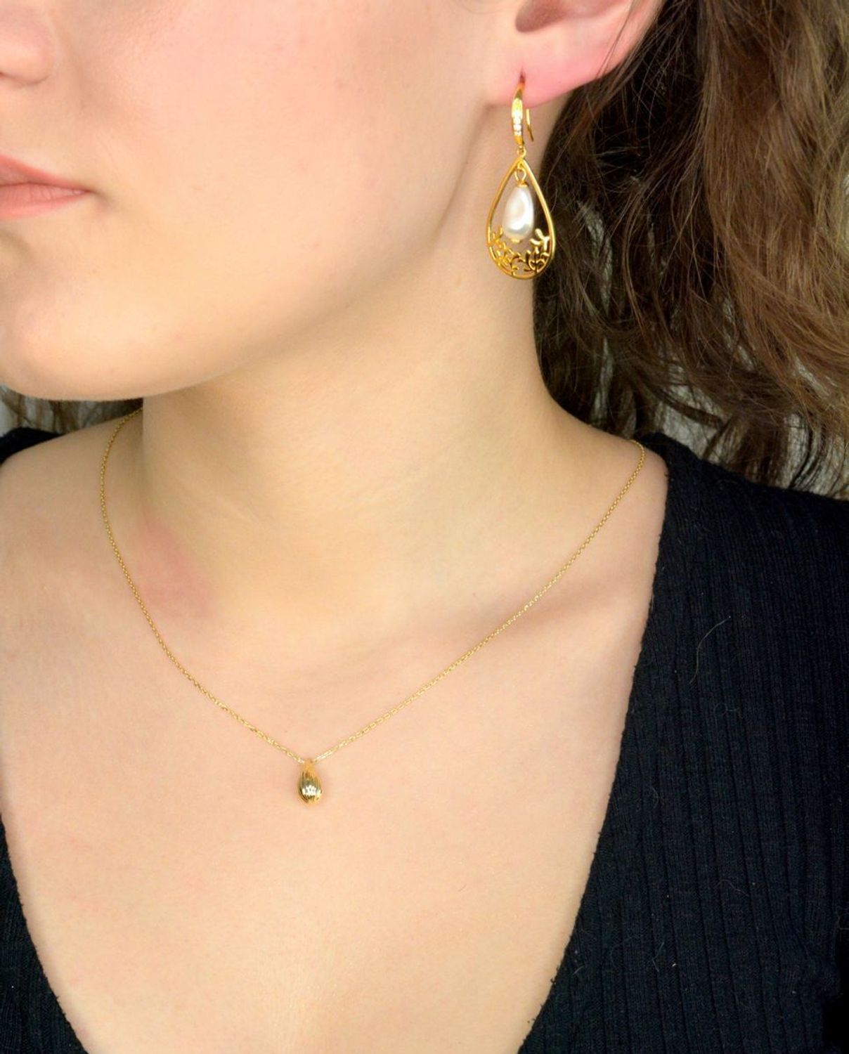 Złoty naszyjnik damski 375 mała kropla z ozdobnym grawerowaniem NA 3646A 375 (2).jpg